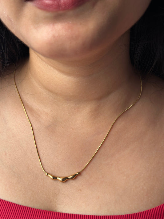 Golden wave necklace