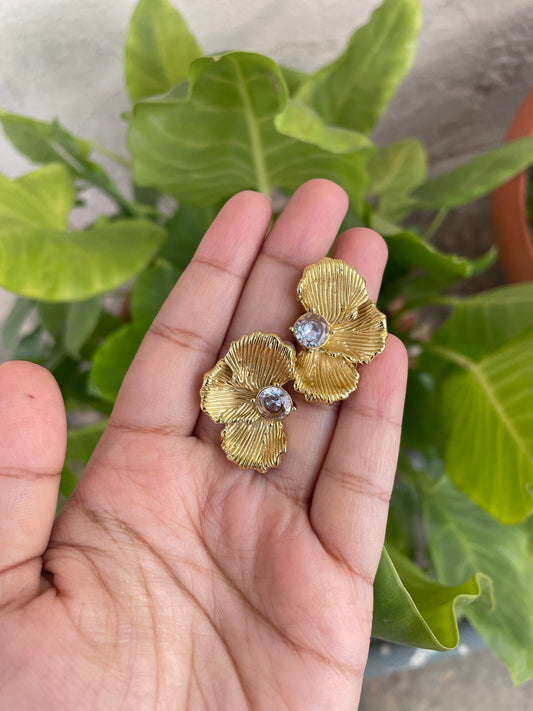 Solitaire flower earrings