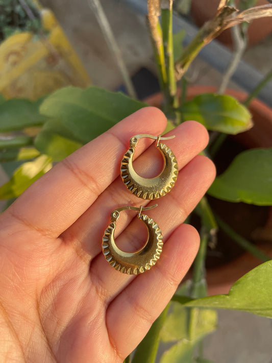 Ridge twisted hoops